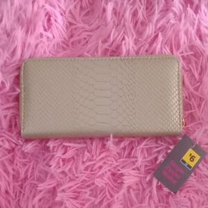 Elegant Gold Women's Clutch